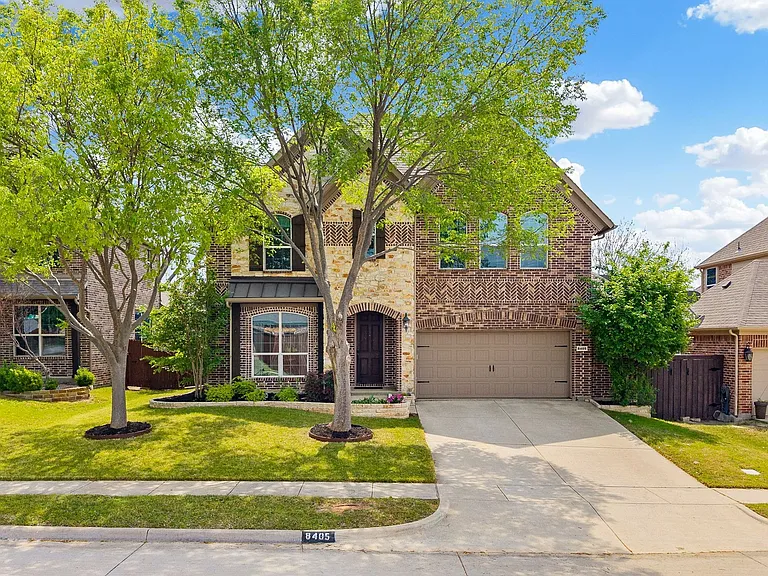 8405 Saint Clair Dr — Photo 1