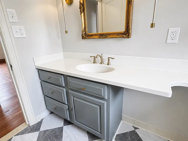 325 Parkdale Ave — Photo 5