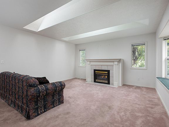 3rd image of 1081 NW Sunset Dr