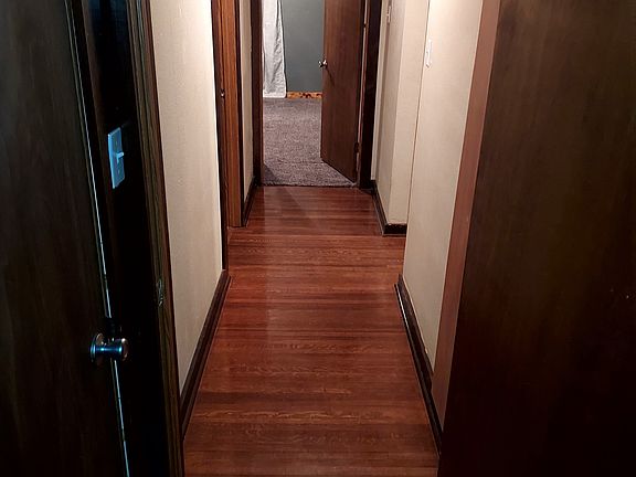 hallway to both bedrooms