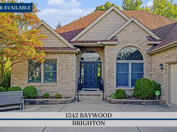 1242 Baywood Cir, Brighton, MI 48116