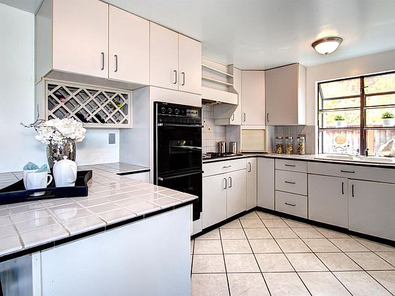 4th image of 1651 Hyacinth Ln