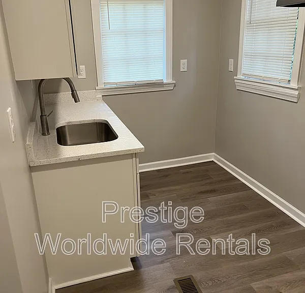 4708 11th Ave — Photo 2