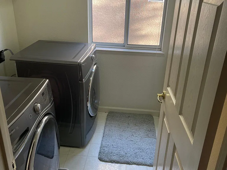 laundry room (second-level)