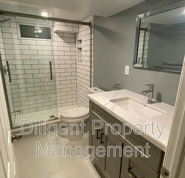 369 Applegrove Ave #LOWER — Photo 28