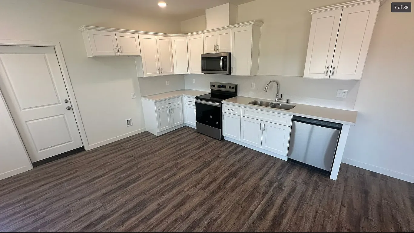 2 bed, 1000 sqft, $1,900 — Photo 2
