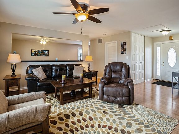 5th image of 8145 Kingsbury Dr