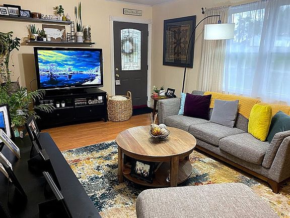 Living Room (2 of 3)