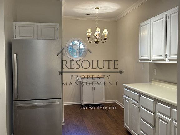 4th image of 1623 Village Glenn Dr