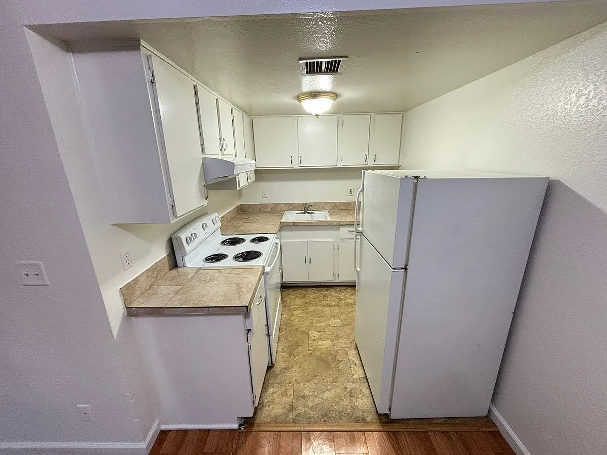 Building Photo - 4765 Thunderbolt Ave #2
