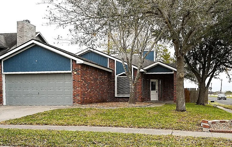 7658 Clearbrook Dr — Photo 2
