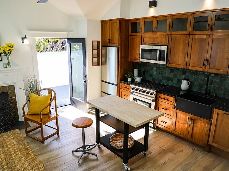 BEAUTIFULLY UPGRADED KITCHEN