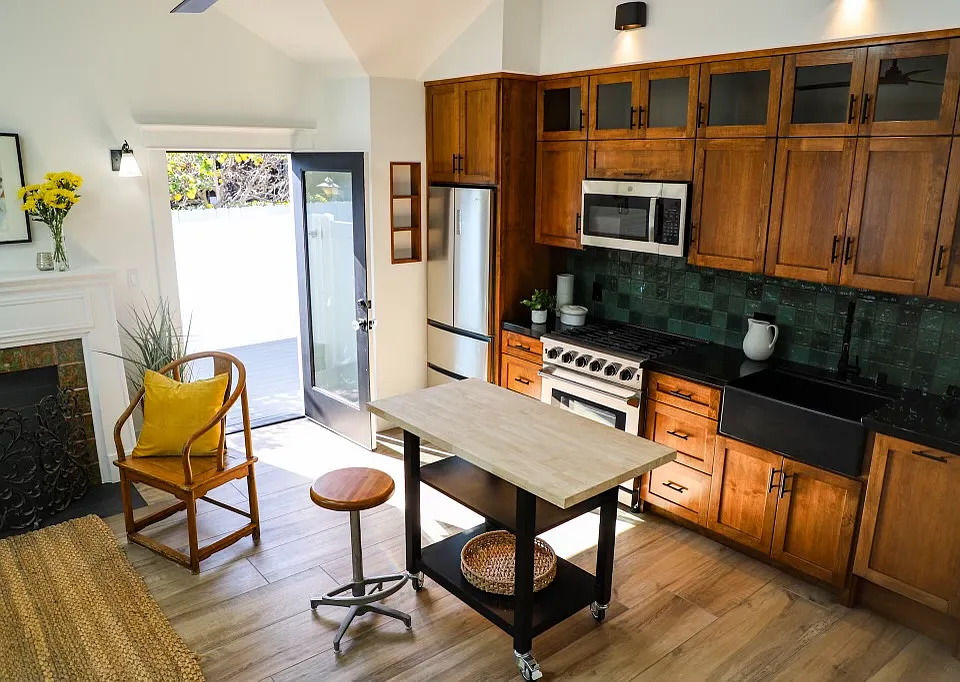BEAUTIFULLY UPGRADED KITCHEN