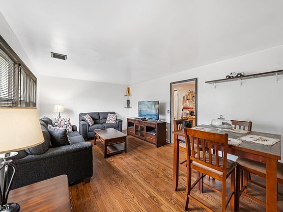 4th image of 518 Thompson Ave