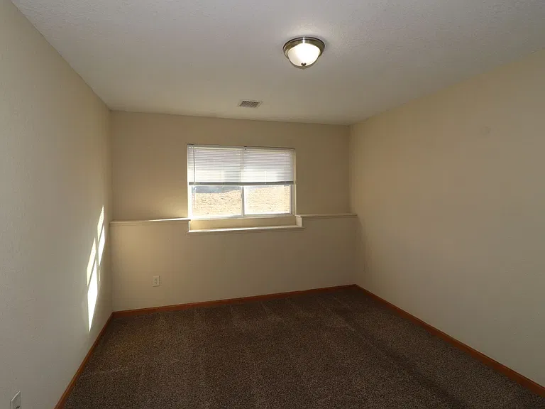 1607 Clover Dr — Photo 11
