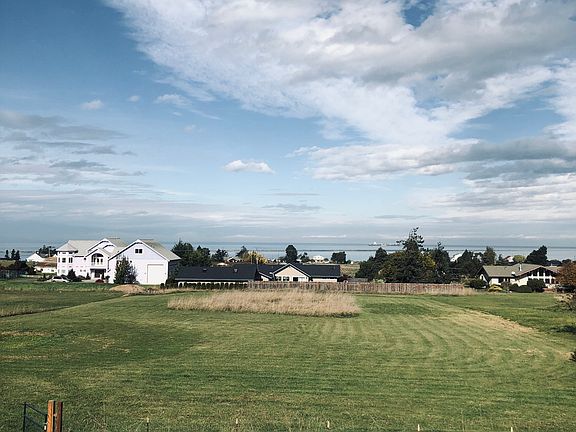 Sweeping views Of Straits 