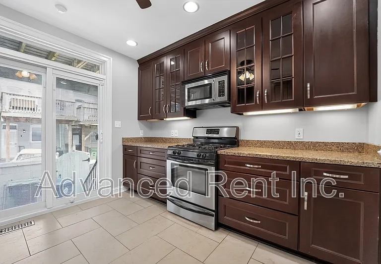528 S Curley St — Photo 13