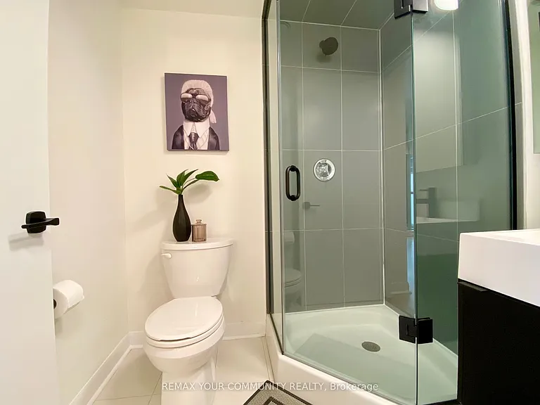 375 King St W #402 — Photo 8