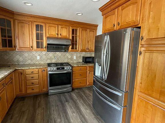 3rd image of 8 Heritage St