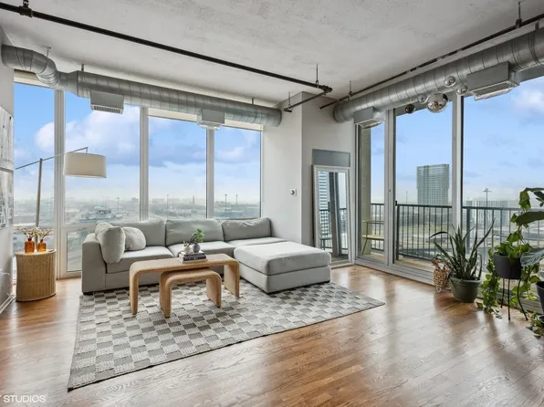 700 W Van Buren St APT 1406, Chicago, IL 60607