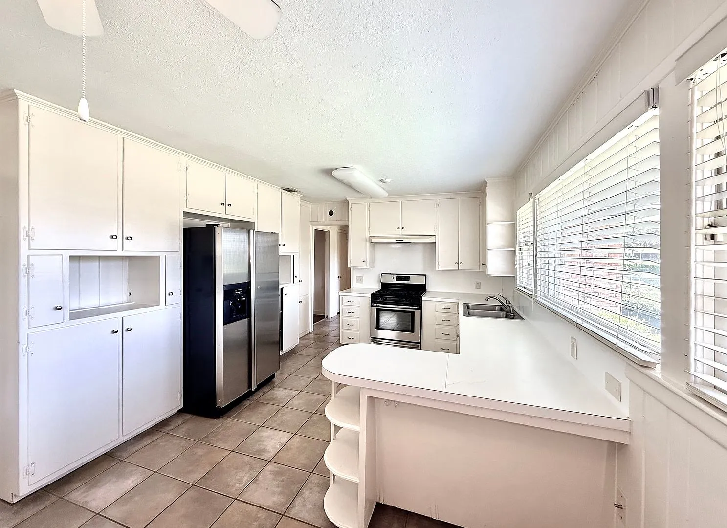 Spacious 3 bed 3 bath Home in Jefferson Place Subdivision — Photo 4
