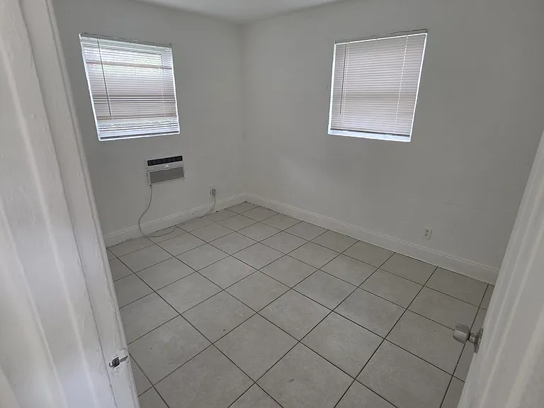 1305 NE 2nd Ave #4 — Photo 11