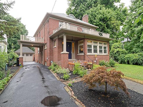 3rd image of 152 Oakwood Ave