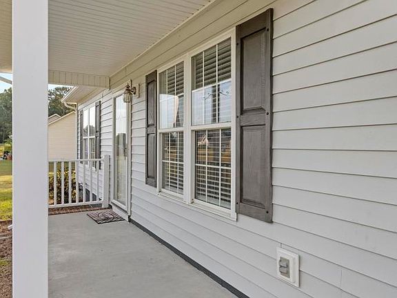 3rd image of 100 Goldie Ln