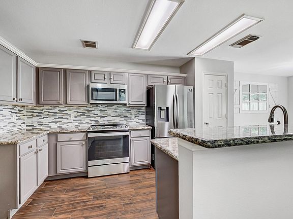 5th image of 82 Marble Rock Pl