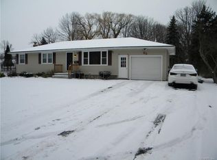 25 Abby Ln, Gates, NY 14606