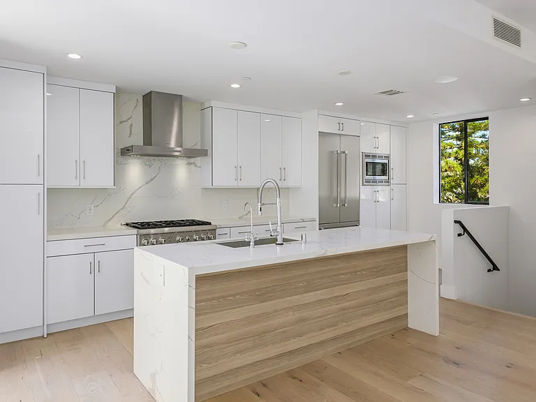 745 N Gramercy Pl — Photo 8
