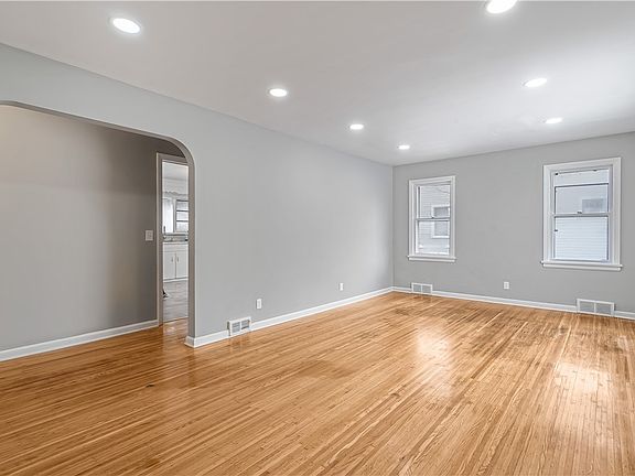 5th image of 214 Winterroth St