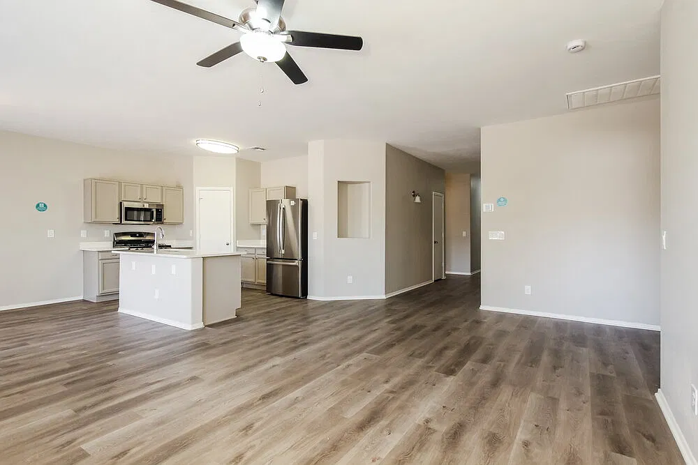 3 bed, 2.0 bath, 1451 sqft, $2,020 — Photo 3