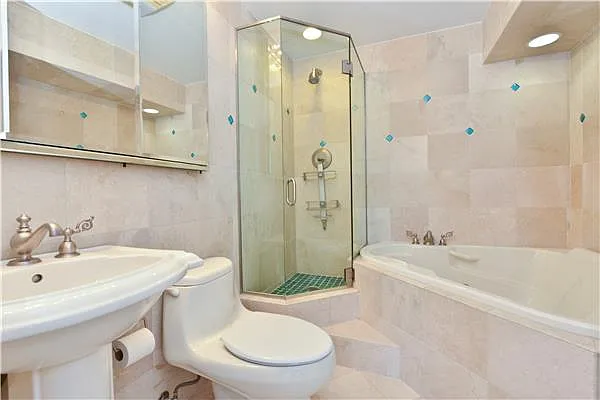 Sold by Century 21 Metropolitan | media 8