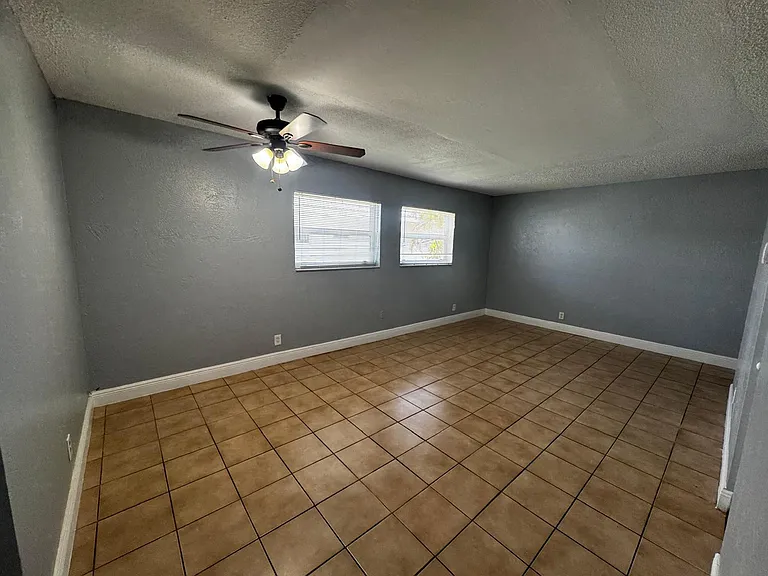 4061 N Dixie Hwy #28 — Photo 2