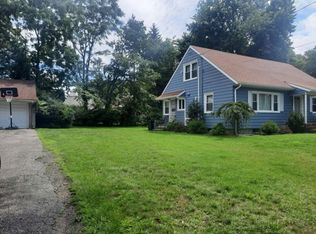 511 Harriet Pl, Franklin Lakes, NJ 07417