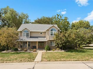 310 Devonshire Ct, Highland, IL 62249