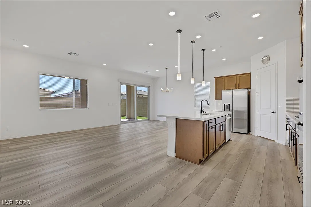 5 bed, 3.0 bath, 2466 sqft, $3,300 — Photo 4