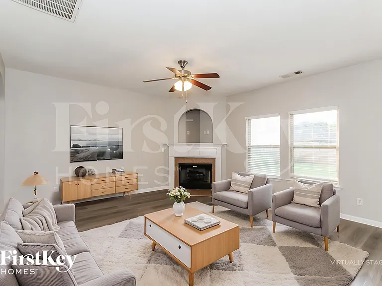 2045 Kensington Ct — Photo 3