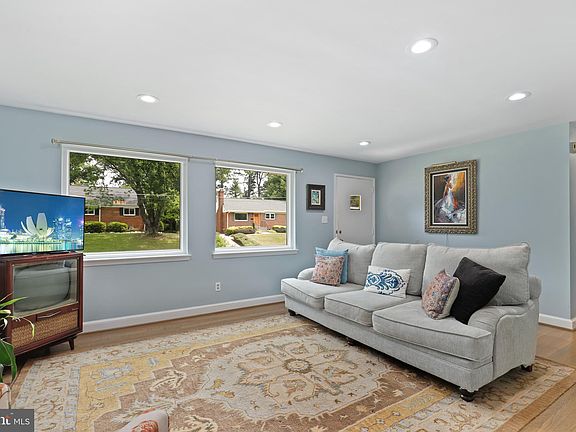 5th image of 3814 Stuart Ct