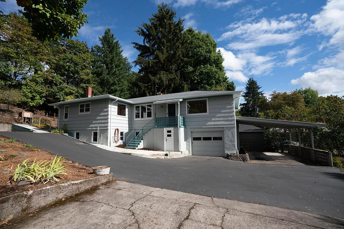 Photo 1 of 35 - 5503 SE Malden Dr - Portland, OR Primary Photo - 5503 SE Malden Dr