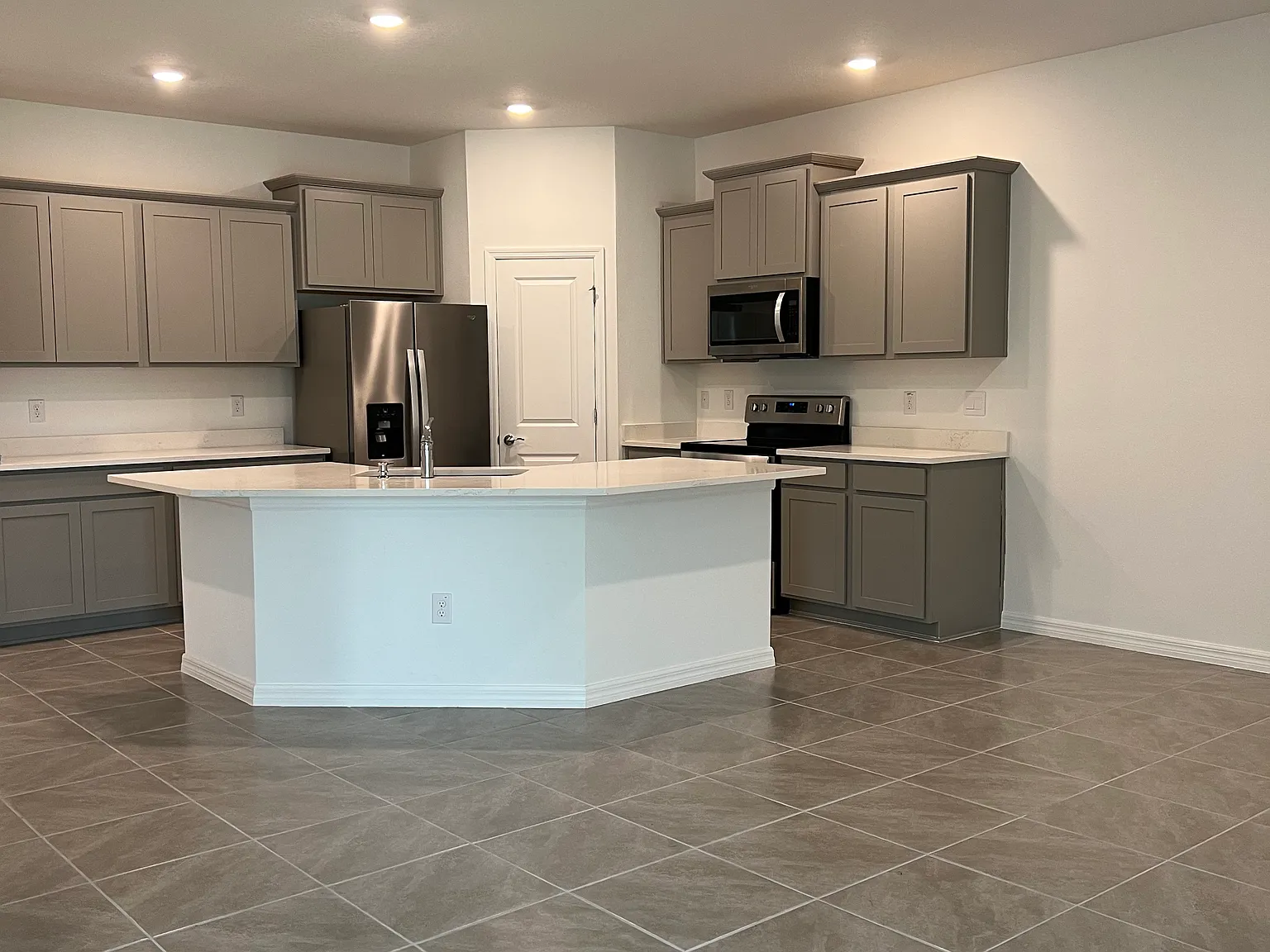 3 bed, 1565 sqft, $2,390 — Photo 2