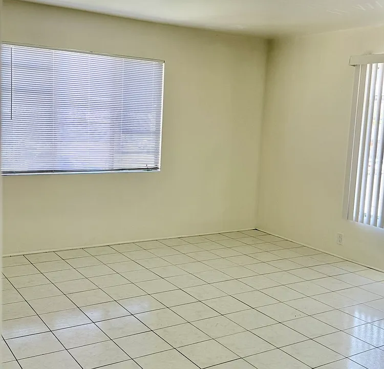 929 Elm Ave #4