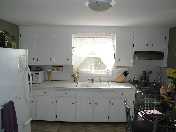 Kitchen Cabinets/Fridge/Stove