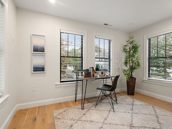 4th image of 32 Perthshire Rd #32