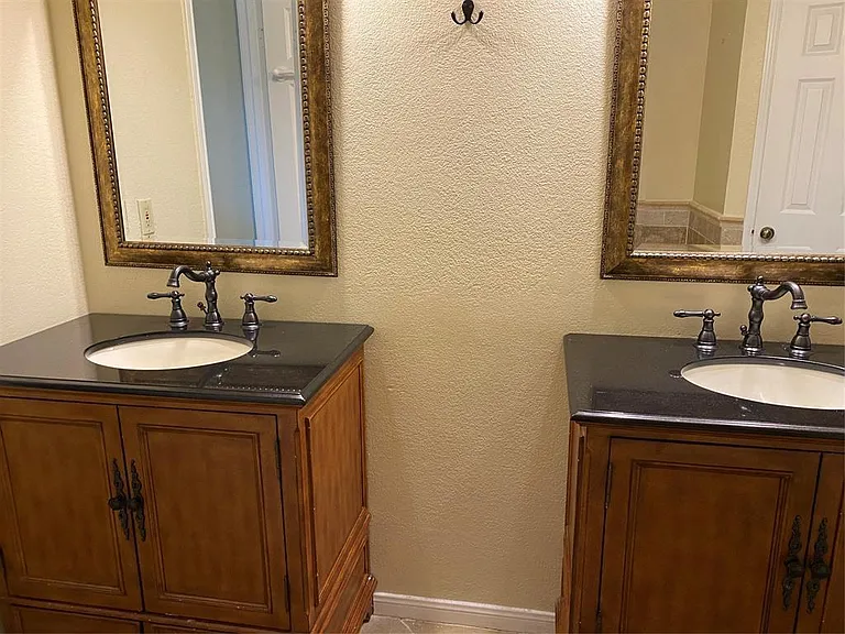 3211 Park Hills Dr — Photo 9