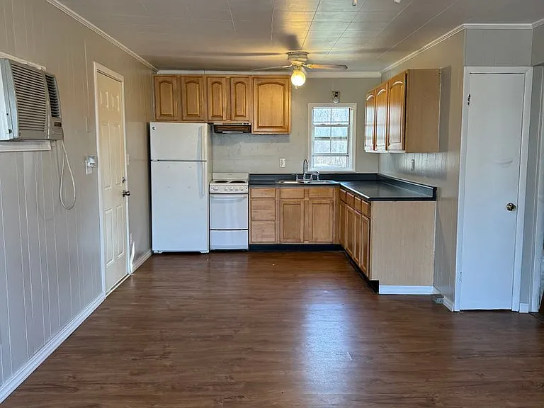 307 N Oak St — Photo 7