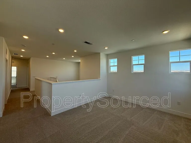 1336 N Martorella Ave — Photo 30