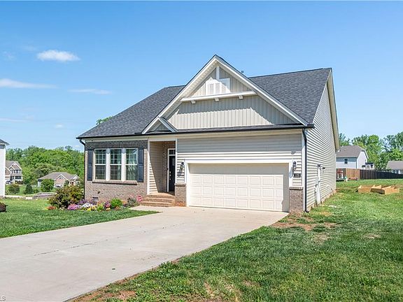 5th image of 125 Windrush Ct