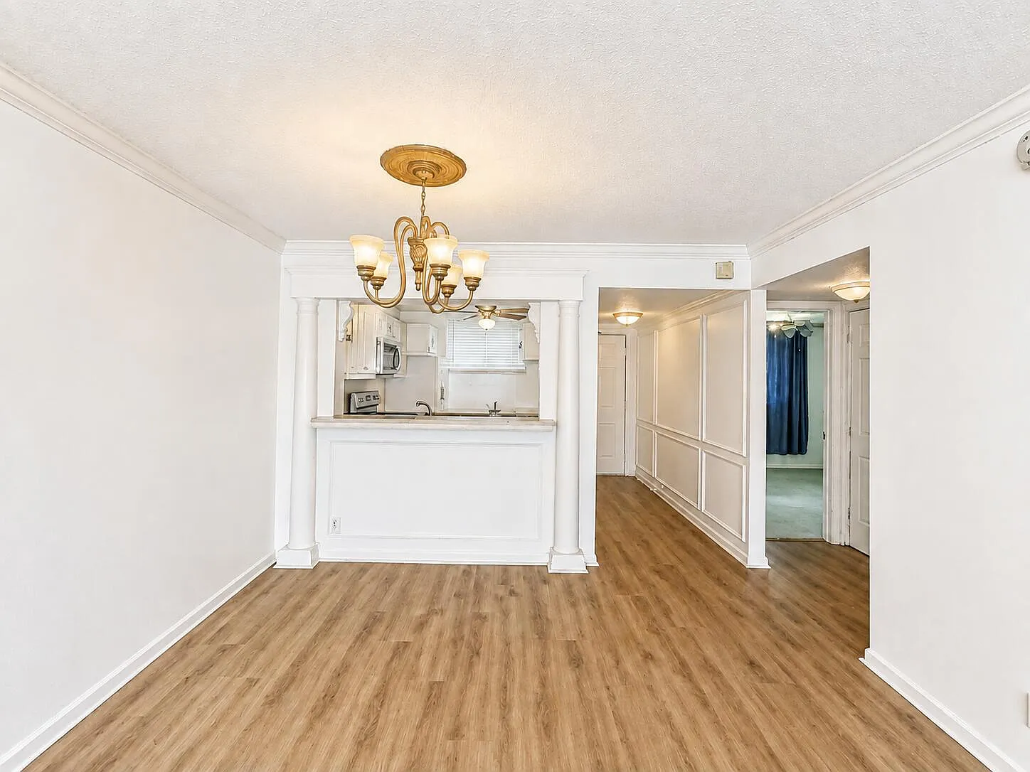 110 Lake Emerald Dr — Photo 4
